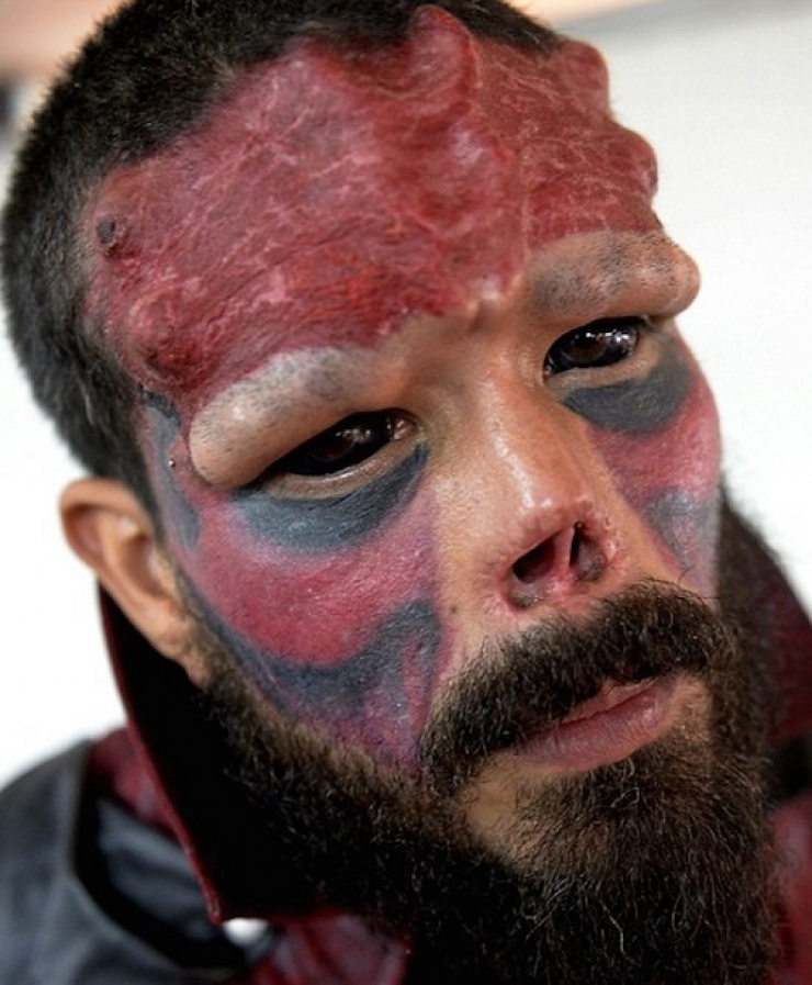 Illustration de l'article : Willing to do anything to look like Red Skull, the Marvel super villain