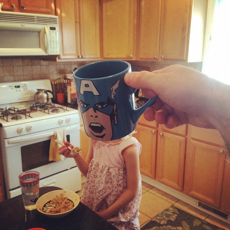 Illustration de l'article : He transforms the members of his family into superheroes thanks to his wacky mugs