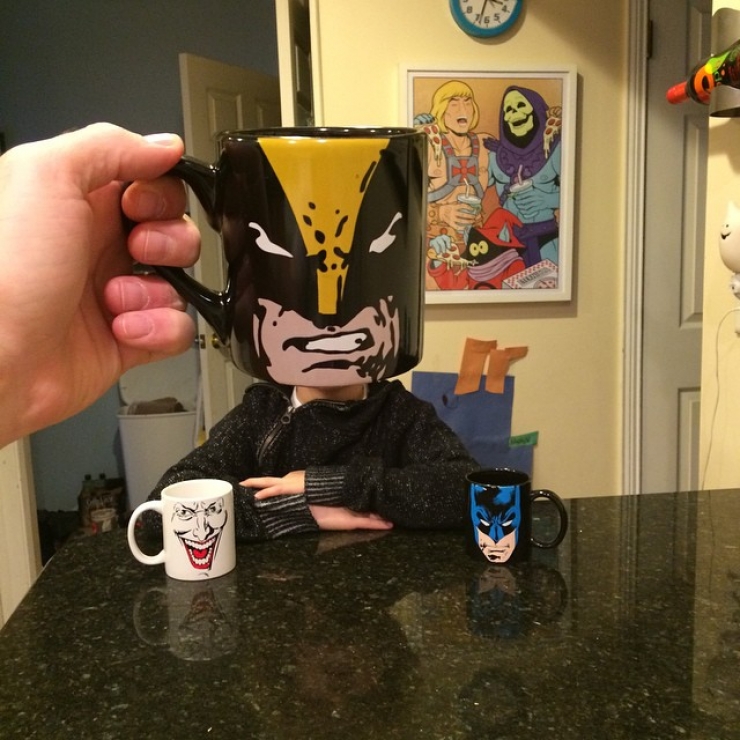 Illustration de l'article : He transforms the members of his family into superheroes thanks to his wacky mugs