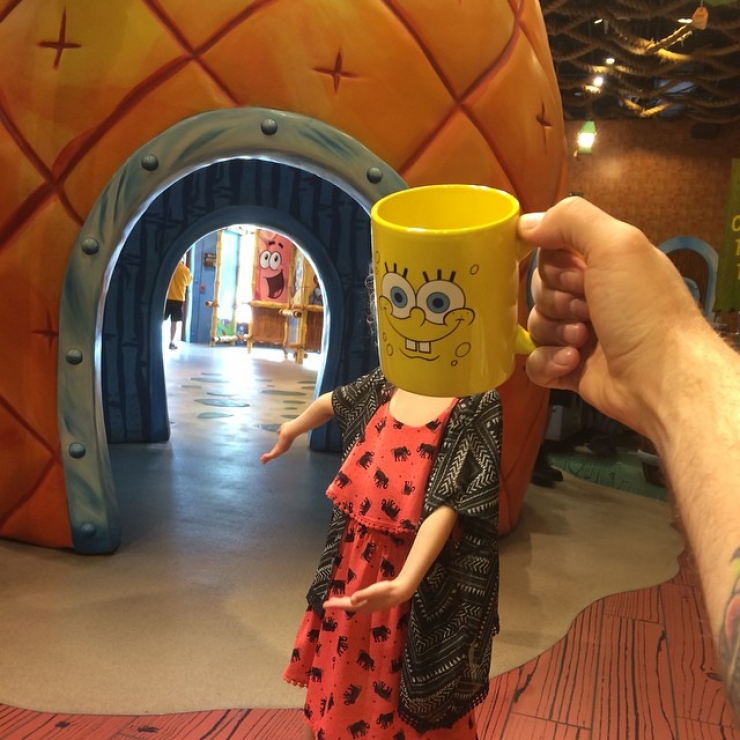 Illustration de l'article : He transforms the members of his family into superheroes thanks to his wacky mugs