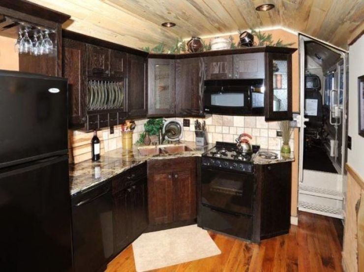 Illustration de l'article : They recycle railroad cars that they transform into pretty little homes... A genius idea!