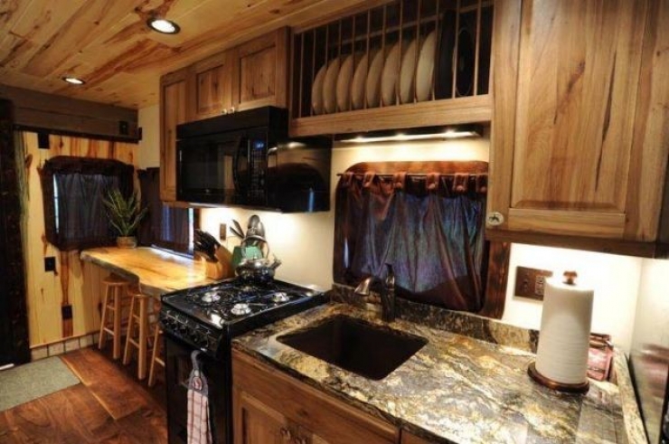 Illustration de l'article : They recycle railroad cars that they transform into pretty little homes... A genius idea!