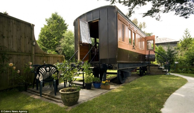 Illustration de l'article : They recycle railroad cars that they transform into pretty little homes... A genius idea!