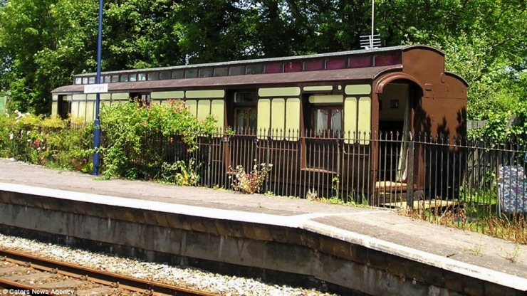 Illustration de l'article : They recycle railroad cars that they transform into pretty little homes... A genius idea!