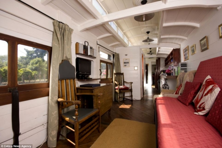 Illustration de l'article : They recycle railroad cars that they transform into pretty little homes... A genius idea!
