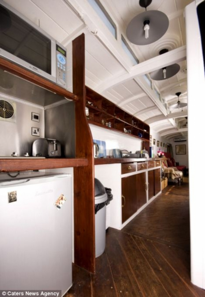 Illustration de l'article : They recycle railroad cars that they transform into pretty little homes... A genius idea!