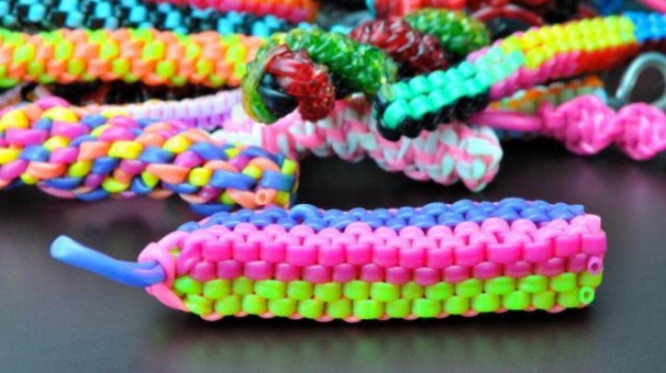 Illustration de l'article : Here are 31 toys that left an impression on you if you were a kid in the 90s... Everyone played with #9 on the playground!