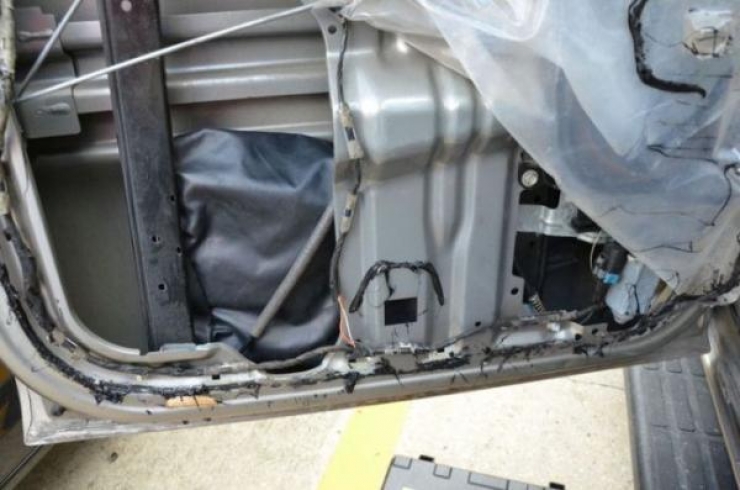 Illustration de l'article : While he wanted to repair the window, he made a surprising discovery in the door!