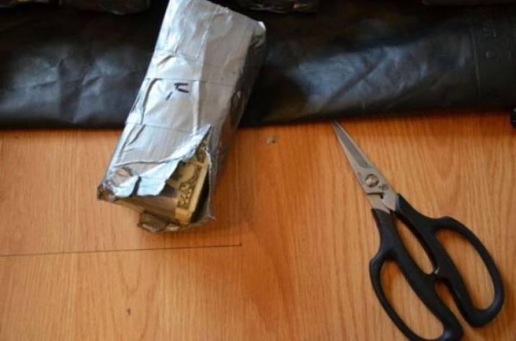 Illustration de l'article : While he wanted to repair the window, he made a surprising discovery in the door!