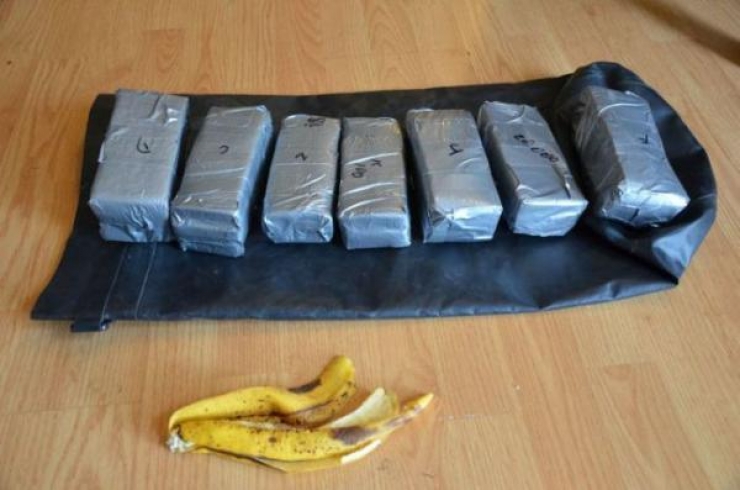 Illustration de l'article : While he wanted to repair the window, he made a surprising discovery in the door!