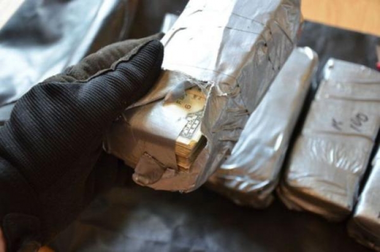 Illustration de l'article : While he wanted to repair the window, he made a surprising discovery in the door!