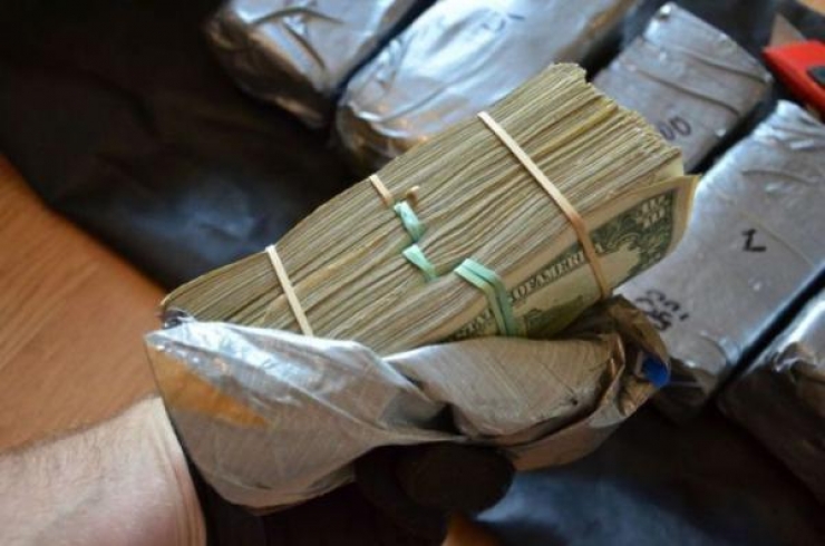 Illustration de l'article : While he wanted to repair the window, he made a surprising discovery in the door!