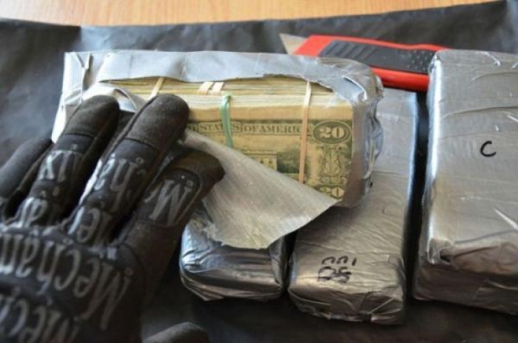 Illustration de l'article : While he wanted to repair the window, he made a surprising discovery in the door!