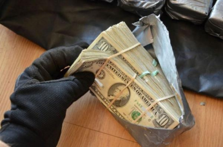 Illustration de l'article : While he wanted to repair the window, he made a surprising discovery in the door!