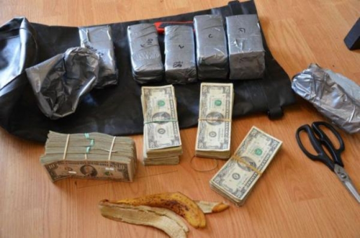 Illustration de l'article : While he wanted to repair the window, he made a surprising discovery in the door!