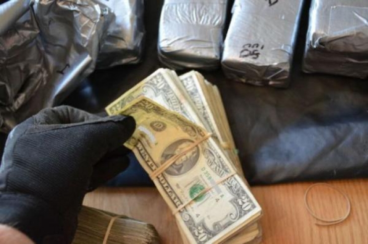 Illustration de l'article : While he wanted to repair the window, he made a surprising discovery in the door!