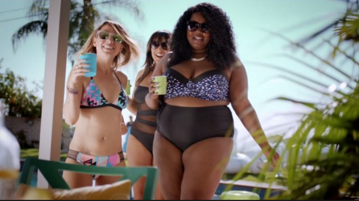 Illustration de l'article : Normal and natural women in a swimsuit ad, FINALLY! No tricks, or pressure to be thin...