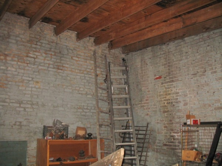 Illustration de l'article : By purchasing this storage shed, his friends made fun of him, but when they saw the inside, their view of things changed!
