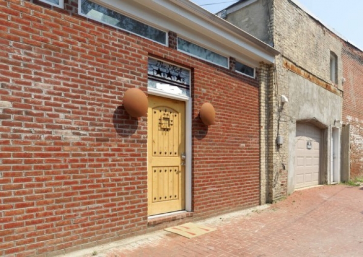 Illustration de l'article : By purchasing this storage shed, his friends made fun of him, but when they saw the inside, their view of things changed!