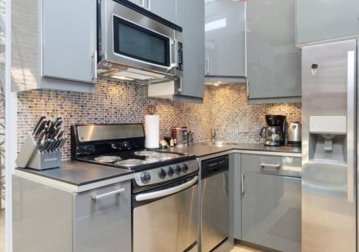 Illustration de l'article : By purchasing this storage shed, his friends made fun of him, but when they saw the inside, their view of things changed!