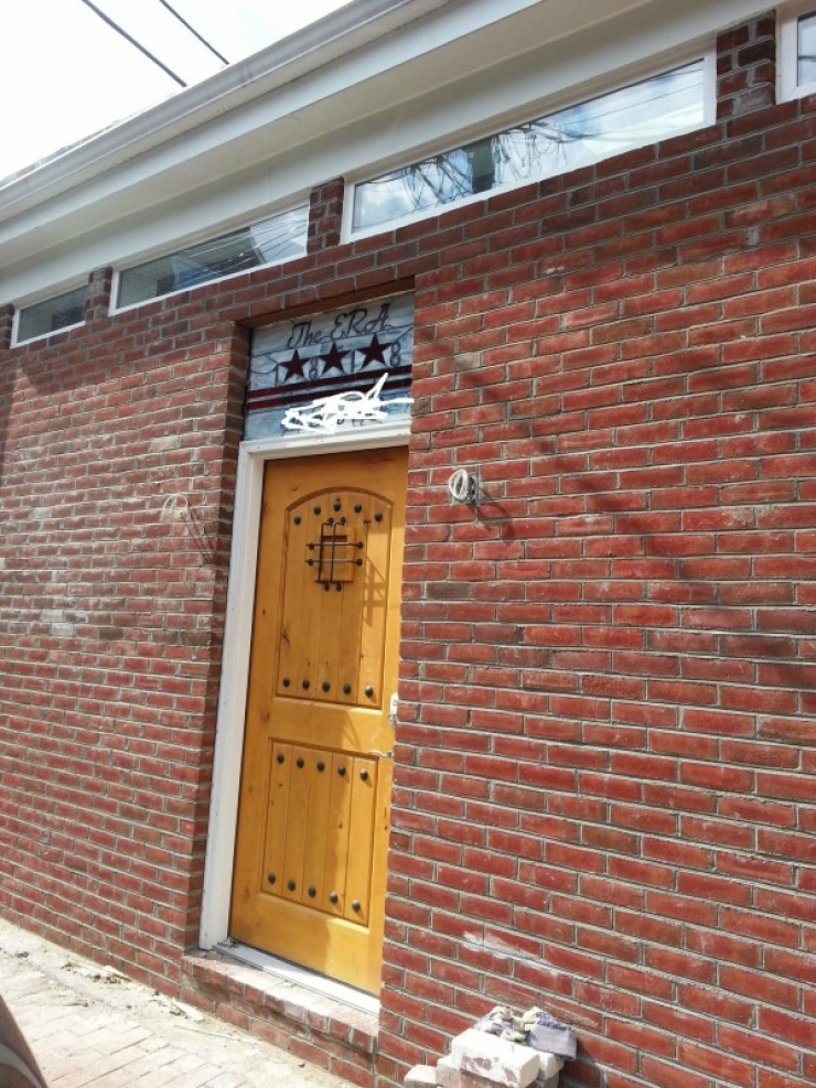 Illustration de l'article : By purchasing this storage shed, his friends made fun of him, but when they saw the inside, their view of things changed!