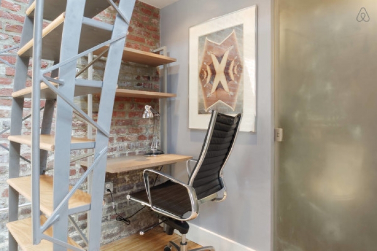 Illustration de l'article : By purchasing this storage shed, his friends made fun of him, but when they saw the inside, their view of things changed!