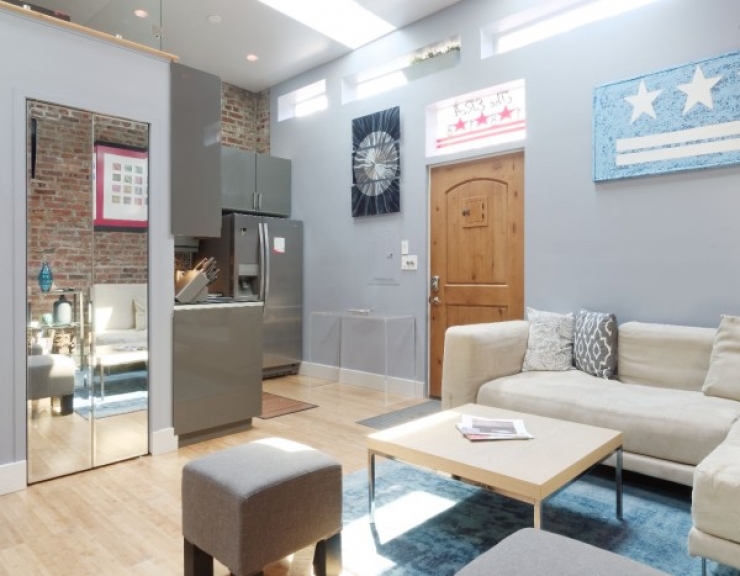 Illustration de l'article : By purchasing this storage shed, his friends made fun of him, but when they saw the inside, their view of things changed!