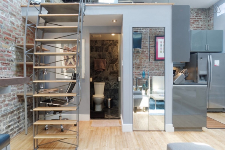 Illustration de l'article : By purchasing this storage shed, his friends made fun of him, but when they saw the inside, their view of things changed!