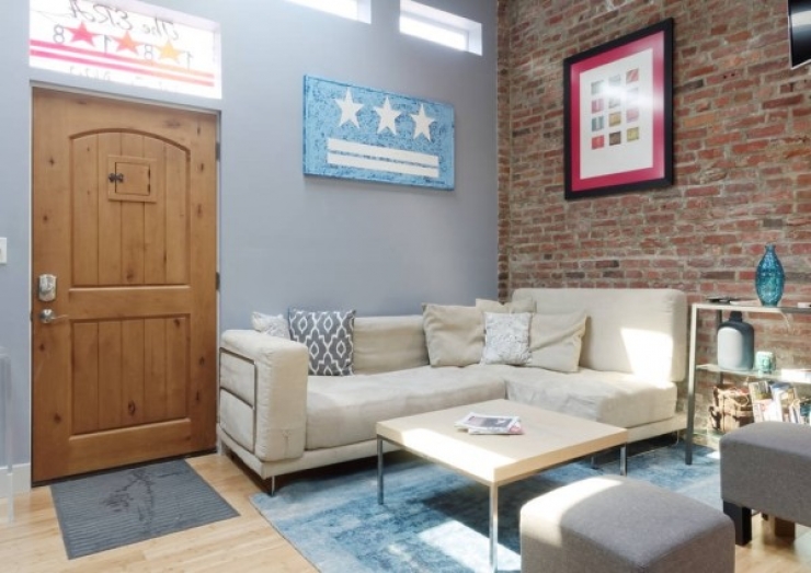 Illustration de l'article : By purchasing this storage shed, his friends made fun of him, but when they saw the inside, their view of things changed!