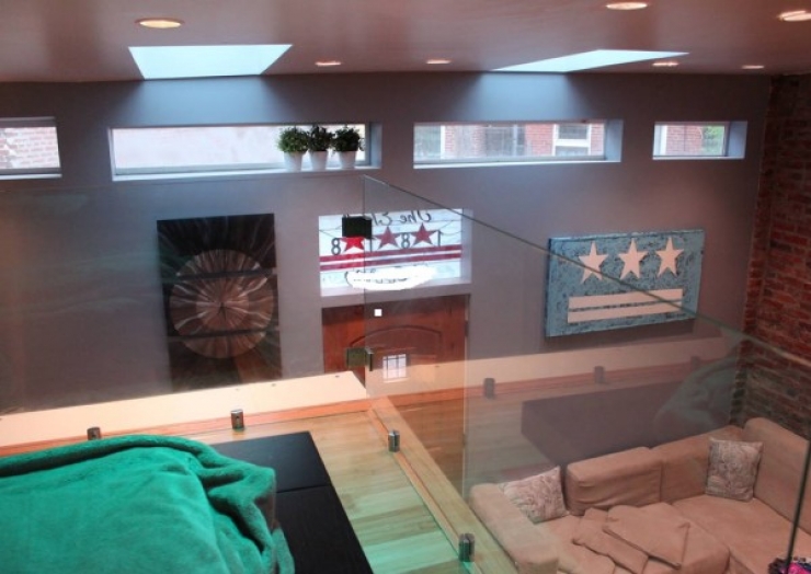 Illustration de l'article : By purchasing this storage shed, his friends made fun of him, but when they saw the inside, their view of things changed!