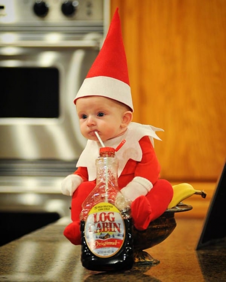 Illustration de l'article : He transforms his baby into an elf for an adorable photo shoot...