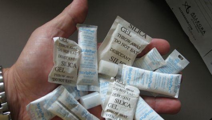 Illustration de l'article : Don't throw away those anti-moisture pouches that you find in your shoes anymore, because they can be very useful!