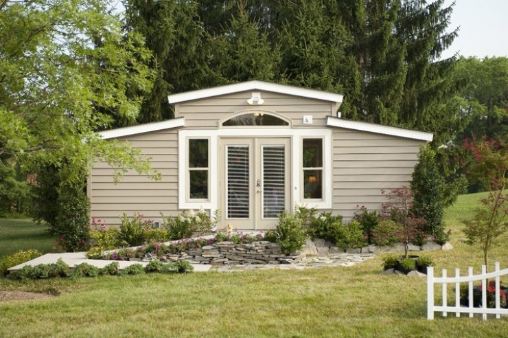 Illustration de l'article : He refused to send his parents to a nursing home and puts them inside here... The inside is amazing!