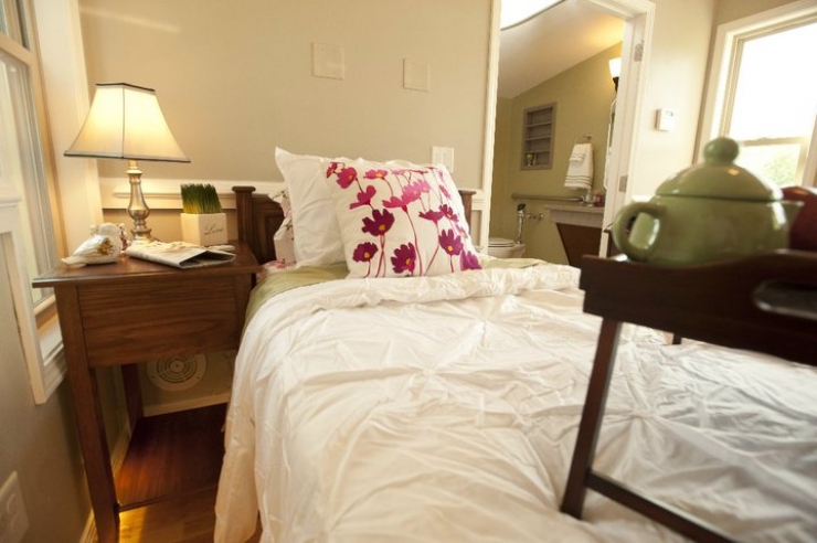 Illustration de l'article : He refused to send his parents to a nursing home and puts them inside here... The inside is amazing!