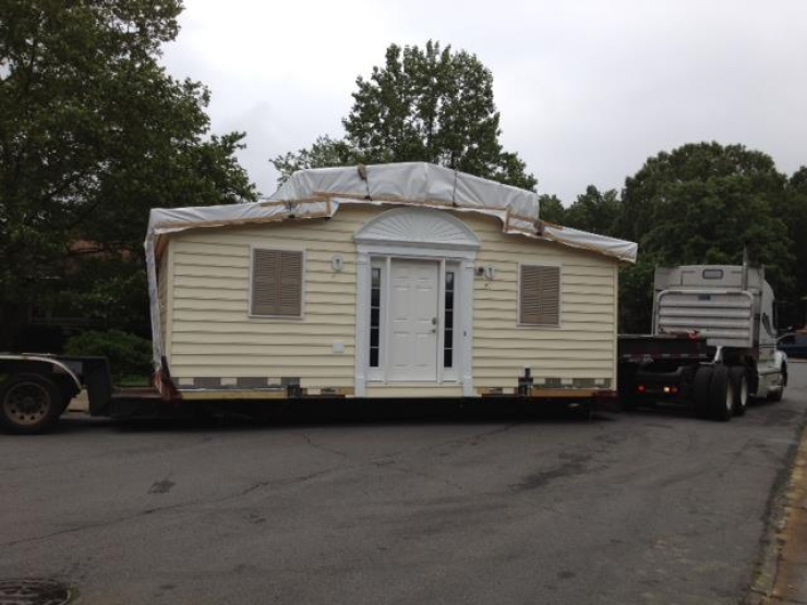 Illustration de l'article : He refused to send his parents to a nursing home and puts them inside here... The inside is amazing!