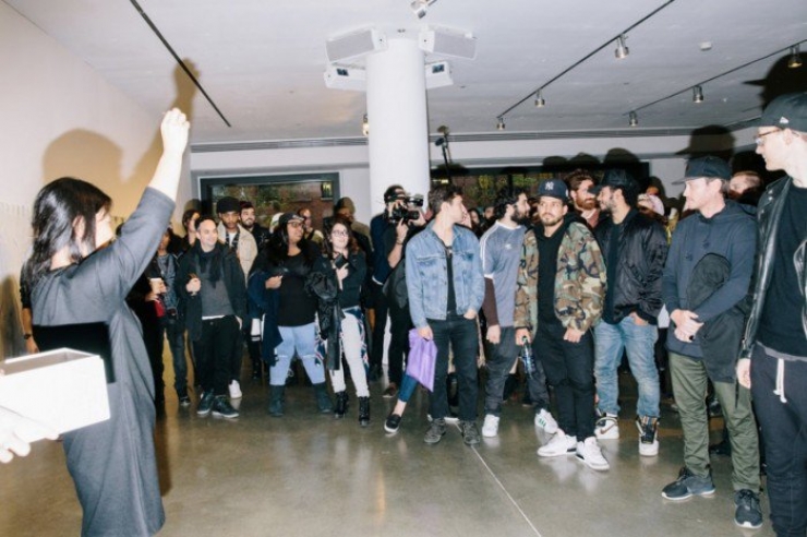 Illustration de l'article : This man tattoos people's arms, and they don't know what he's going to draw... Would you dare?