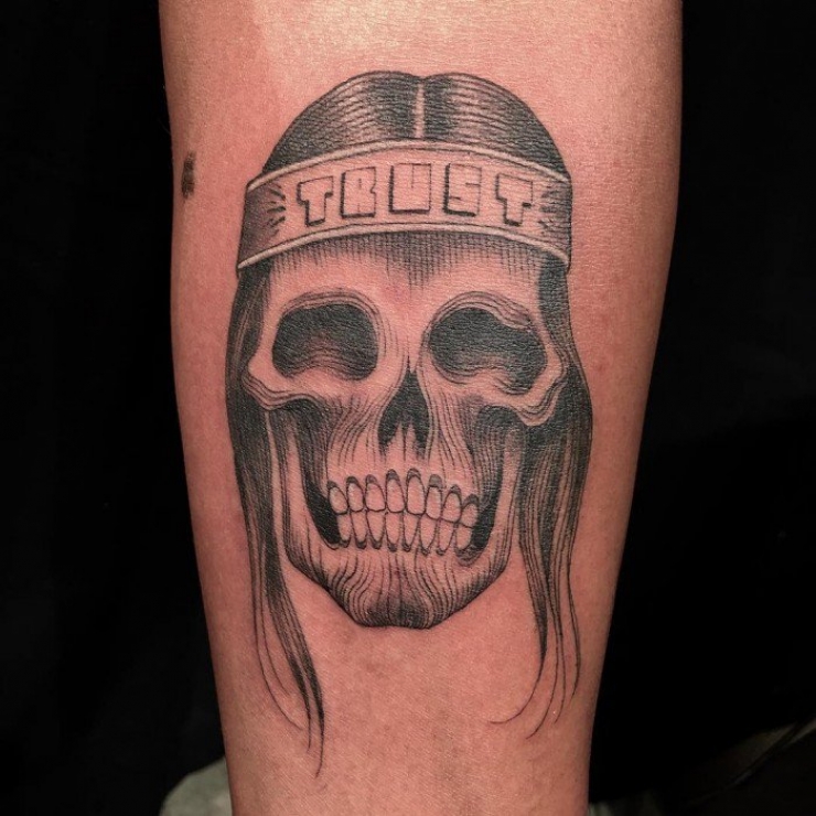 Illustration de l'article : This man tattoos people's arms, and they don't know what he's going to draw... Would you dare?