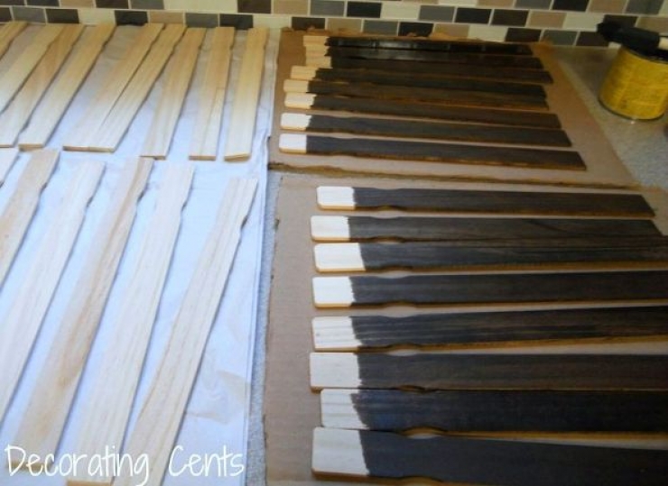 Illustration de l'article : Normally these sticks are used to mix paint, but what she does with them is genius!