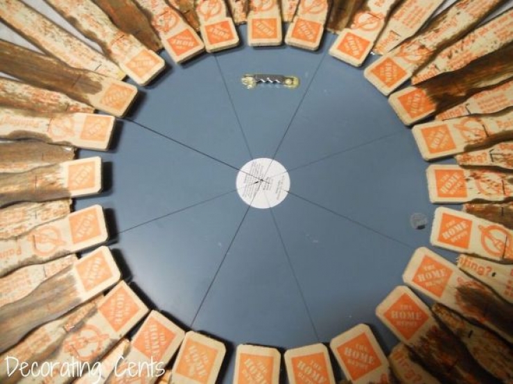 Illustration de l'article : Normally these sticks are used to mix paint, but what she does with them is genius!