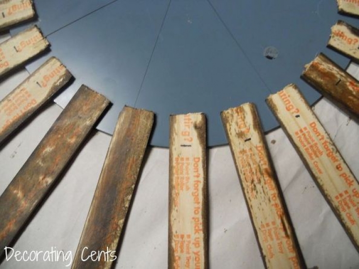 Illustration de l'article : Normally these sticks are used to mix paint, but what she does with them is genius!