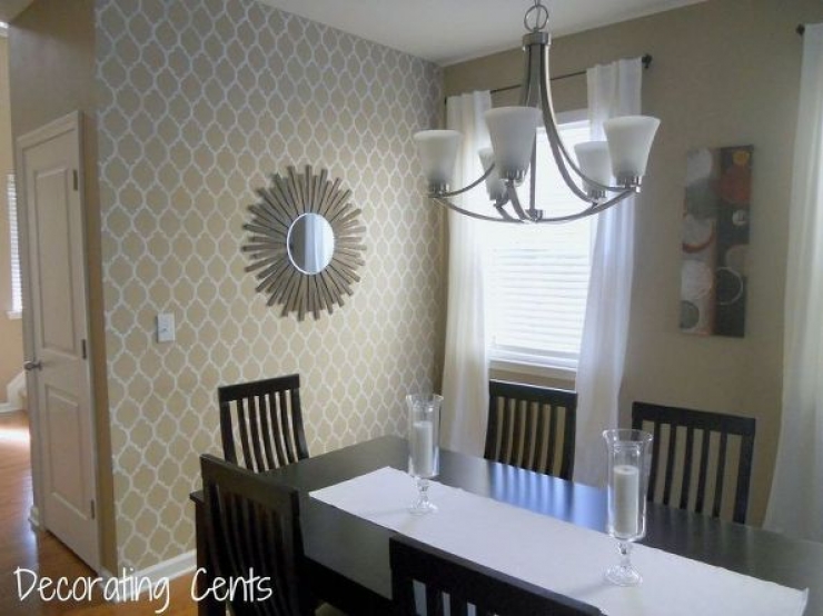 Illustration de l'article : Normally these sticks are used to mix paint, but what she does with them is genius!