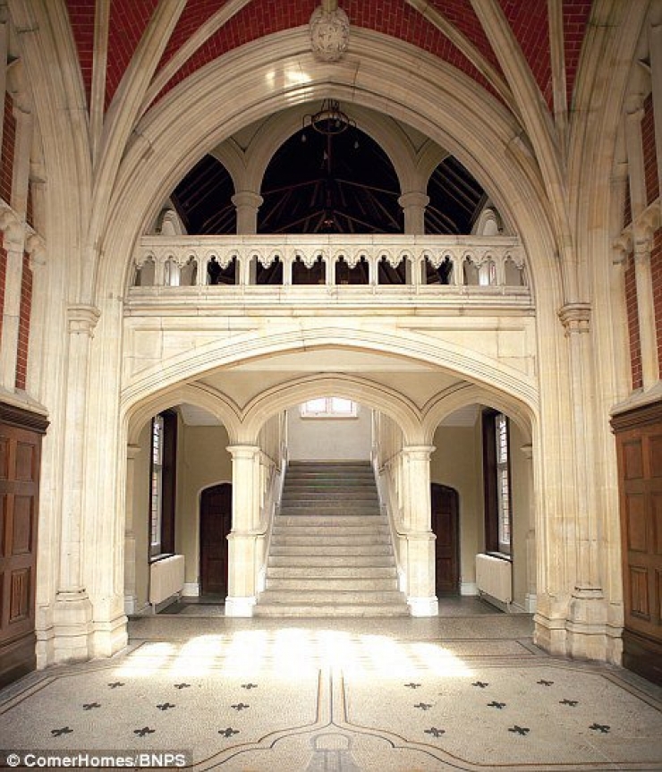 Illustration de l'article : One of the filming locations for Harry Potter is now up for sale. Notice to (wealthy) fans!