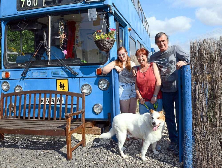 Illustration de l'article : They transformed an old double decker bus into a small very nice cocoon...