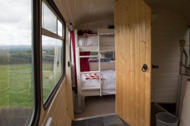 Illustration de l'article : They transformed an old double decker bus into a small very nice cocoon...