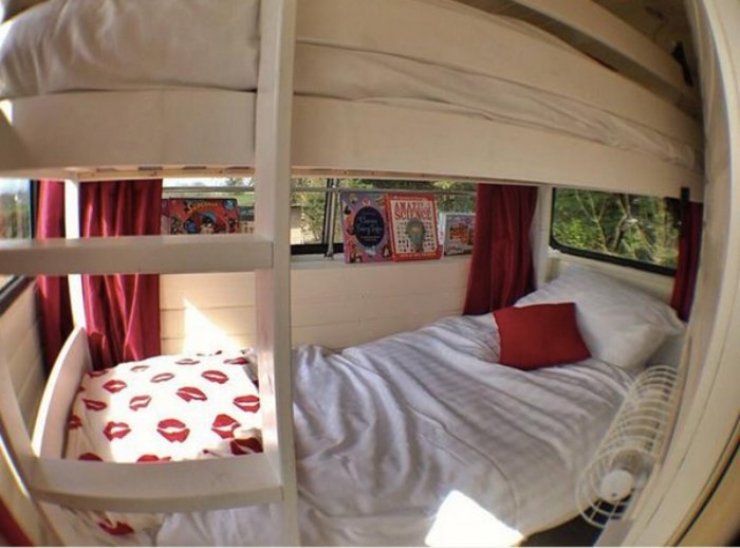 Illustration de l'article : They transformed an old double decker bus into a small very nice cocoon...