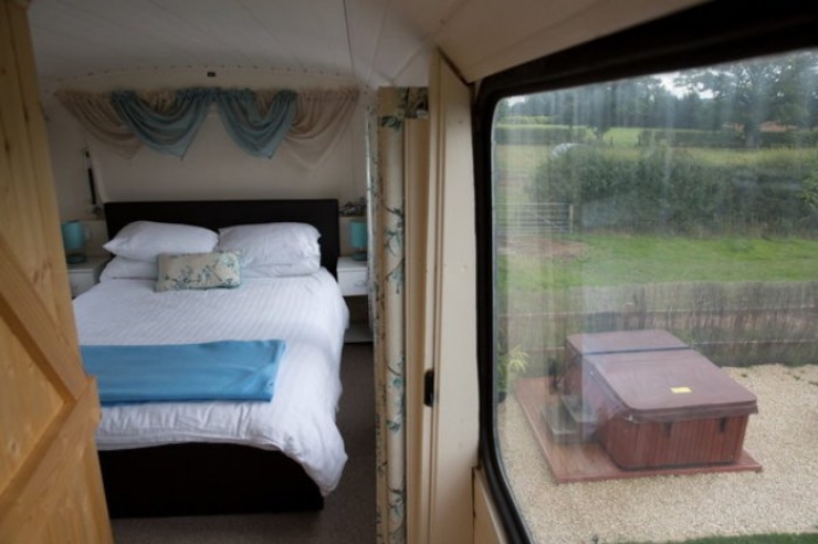 Illustration de l'article : They transformed an old double decker bus into a small very nice cocoon...