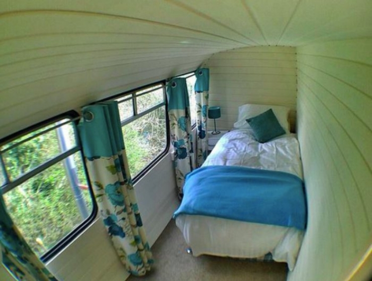 Illustration de l'article : They transformed an old double decker bus into a small very nice cocoon...