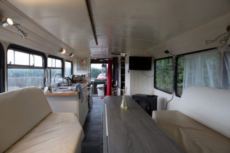 Illustration de l'article : They transformed an old double decker bus into a small very nice cocoon...