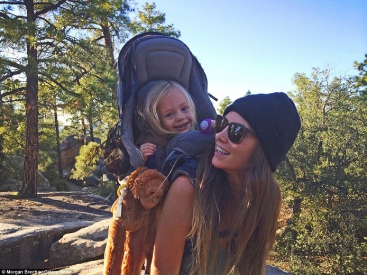 Illustration de l'article : She puts her 3-year old daughter on her back, and takes off on an adventure... Some breathtaking photos!