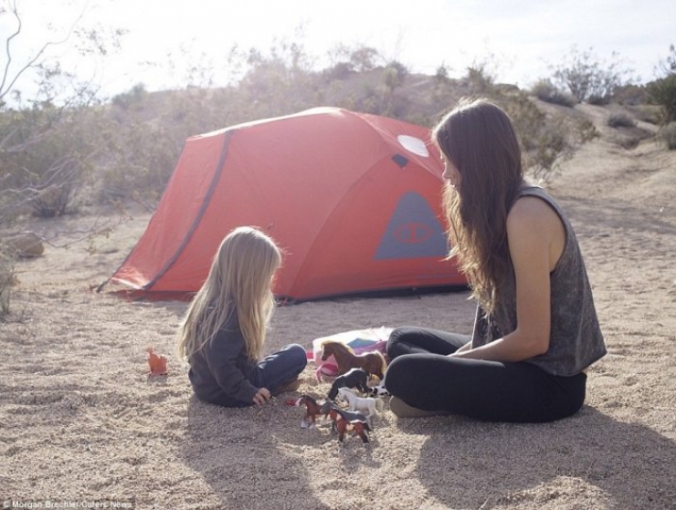 Illustration de l'article : She puts her 3-year old daughter on her back, and takes off on an adventure... Some breathtaking photos!